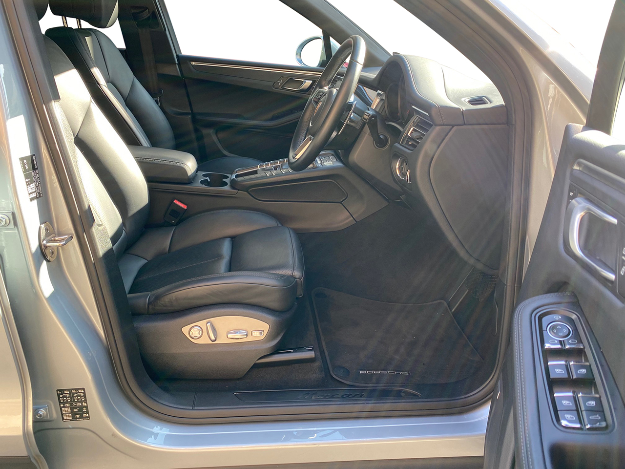 Porsche Macan front seats